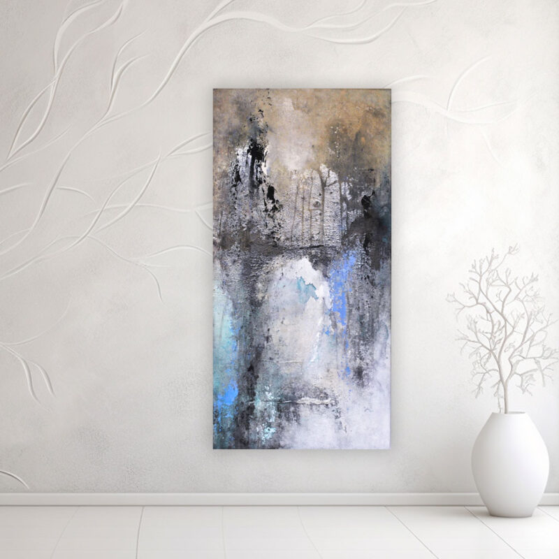 Abstrakt maleri i blå og grå toner - Feeling of calmness, Beroligende moderne kunst til soveværelse eller kontor – Blåt abstrakt unika maleri. Maleriet hænger på en lys væg i et lyst minimalistisk interior. Nordisk inspireret.