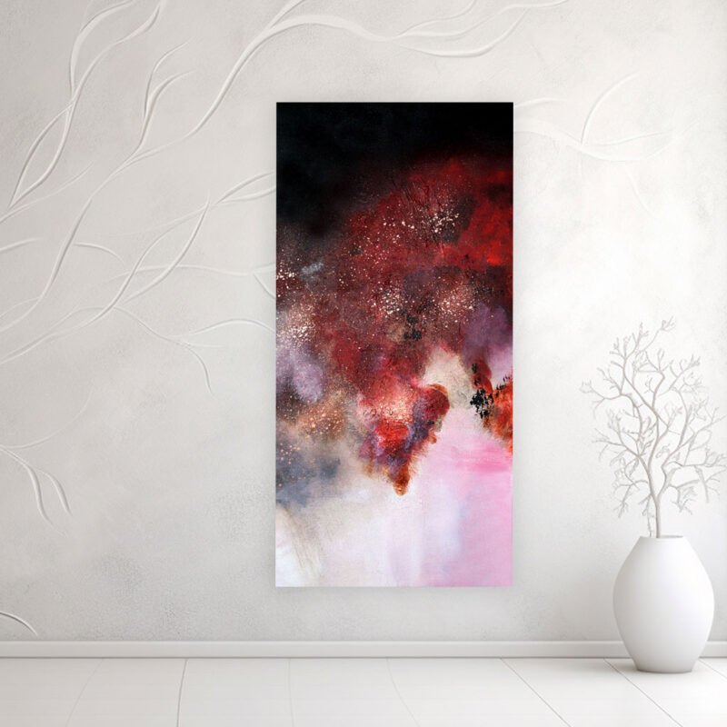Abstrakt maleri med mange farver og følelser af Louise Sellebjerg, indretning med kunst, mellemstort aflangt maleri placeret på en hvid væg i et minimalistisk rum