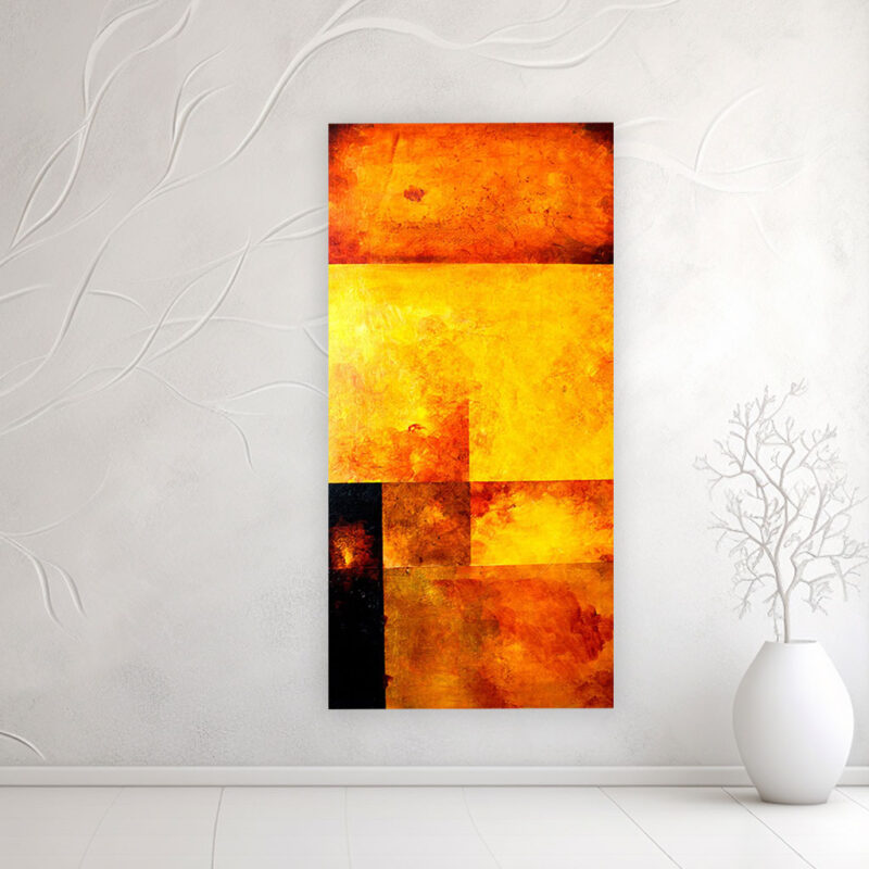 Abstrakt maleri i gul og orange - Fire, indretning med varm kunst, aflangt mellemstort maleri i orange nuancer placeret i et minimalistisk rum