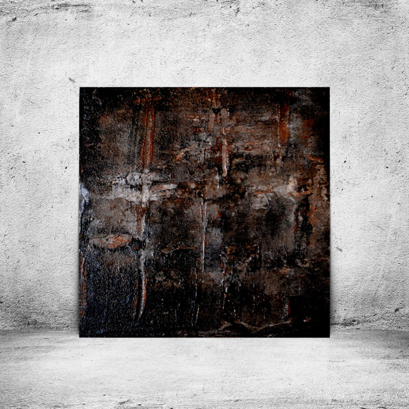Mørkt abstrakt maleri med rustne farver - Looking for an answer in the dark af Louise Sellebjerg, "Looking for an answer in the dark 1" – Tæt på tekstur og mørke farvelag i et lille rustikt unika-maleri.