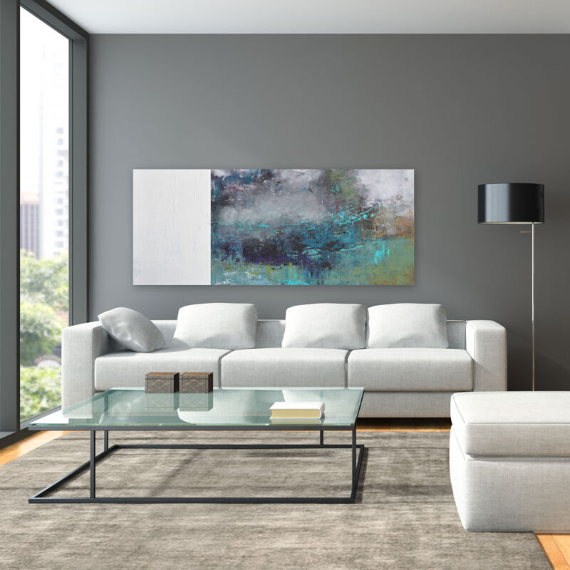 Stort blåt grønt maleri - A beautiful insight, Abstrakt maleri med dyb blå farve af Louise Sellebjerg, moderne stue med stor hvid sofam det store vandrette maleri ,A beautiful insight, monteret som et sofistikeret blikfang over sofaen