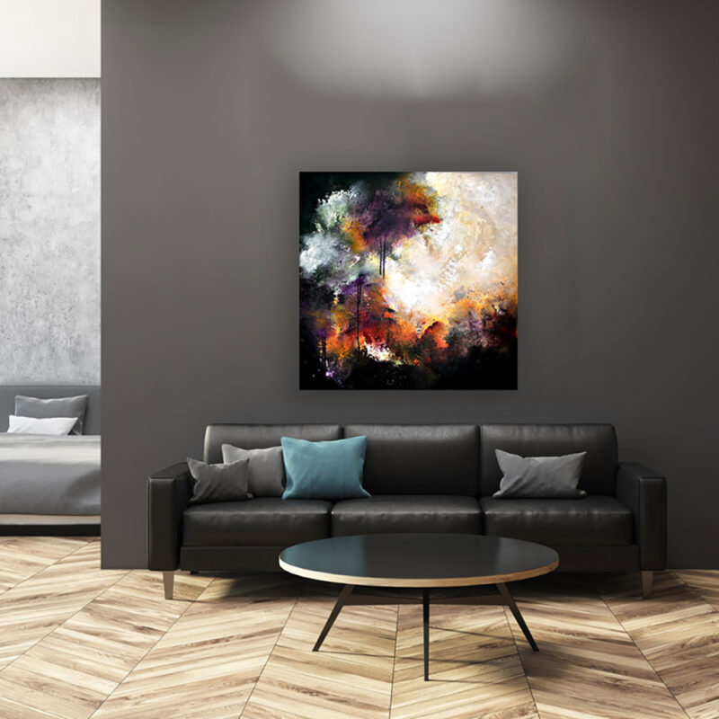Abstrakt unika maleri med varm energi - Blowing away, Moderne stue med sort sofa og sofabord – det store farverige maleri "Blowing away" hænger som et energisk centrum på en mørkegrå væg.