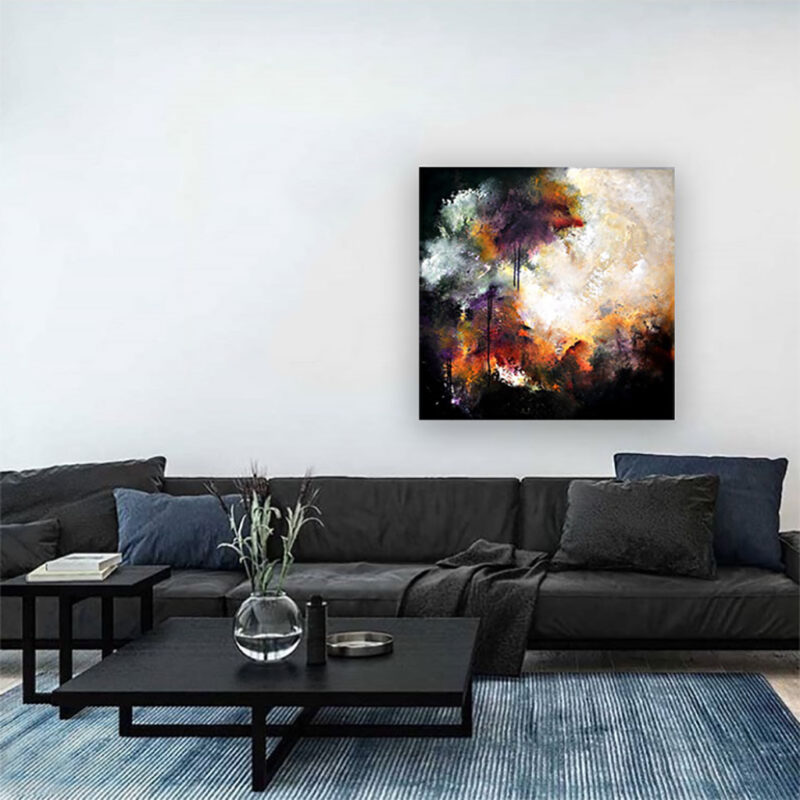 Abstrakt unika maleri med varm energi - Blowing away, Moderne stue med sort sofa og sofabord – det store farverige maleri "Blowing away" hænger som et energisk centrum på en lys væg.