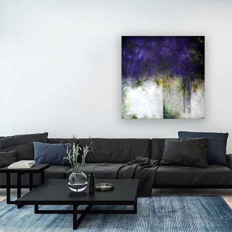 Moderne stue med et sort sofaarrangement – det store lilla maleri "All about you" er monteret som et roligt og dybt samlingspunkt på en lys væg over sofaen..