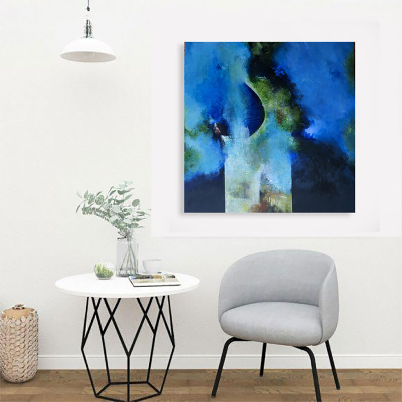 Blåt og grønt abstrakt maleri - Earth and water, Moderne lys indretning – det store blå maleri "Earth and water" placeret bag et hvidt bord og en grå stol.