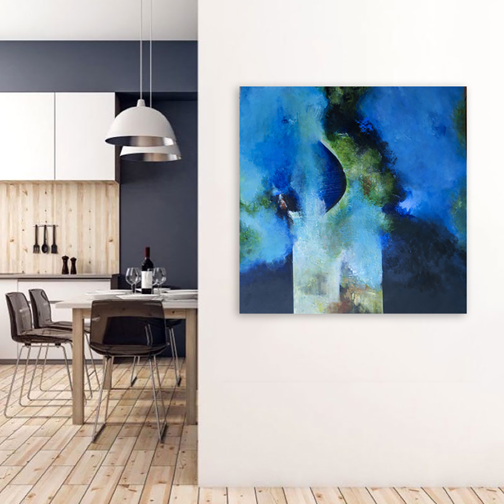 Blåt og grønt abstrakt maleri - Earth and water, Moderne indretning – det store blå maleri "Earth and water" placeret på en lys væg i en moderne køkkensetting
