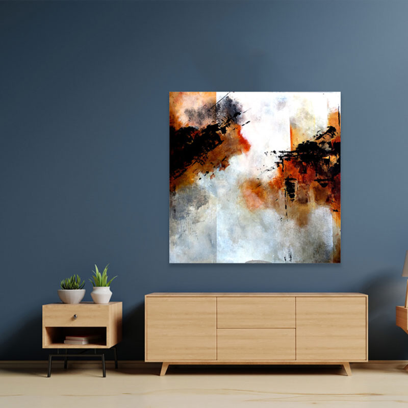 Minimalistisk unika maleri hvidt og orange - Mind in balance, Stilfuld stue med moderne kunst – det store kvadratiske maleri "Mind in balance" hængt op på en mørk væg over en skænk i træ.