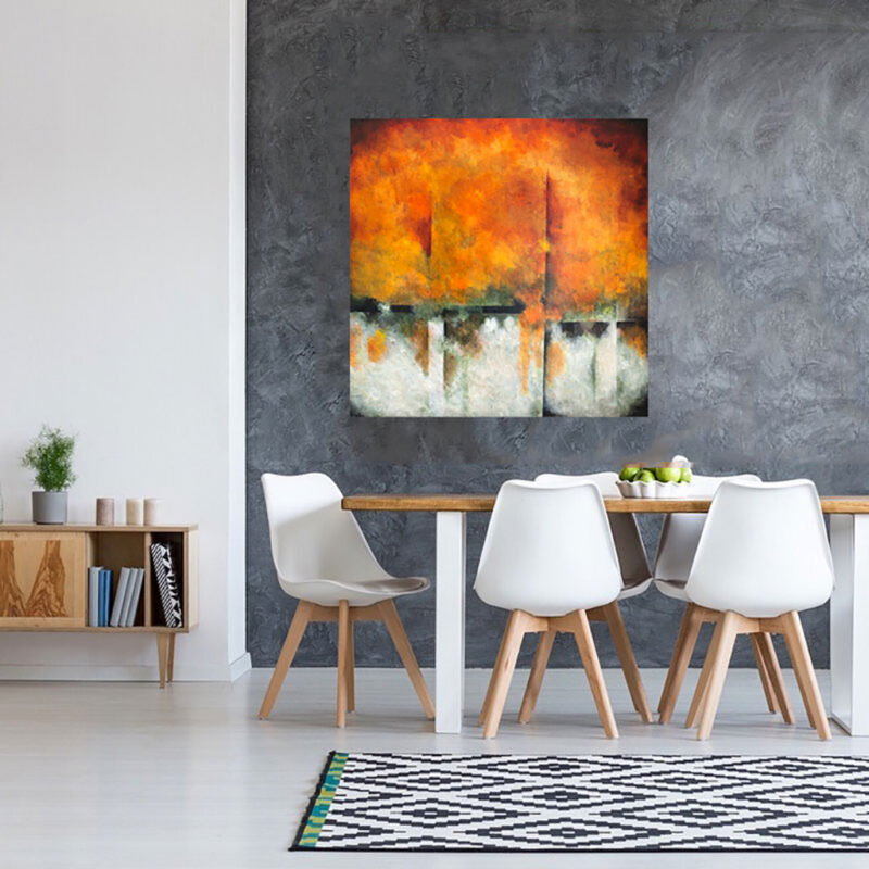 Abstrakt unika maleri i varme farver - Wild life, Moderne køkkenindretning med farverig kunst – det store kvadratiske maleri "Wild life" placeret over en spisebordsarrangement.