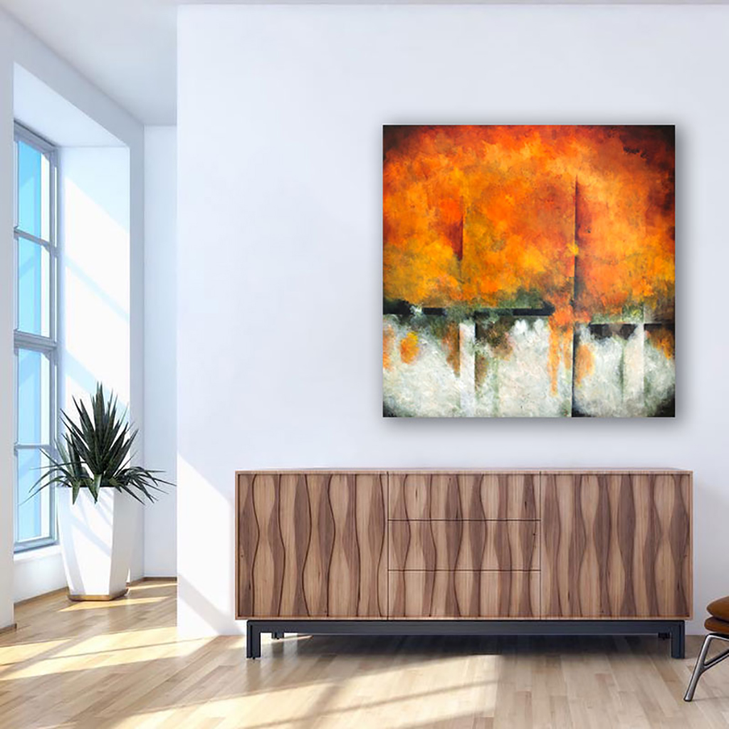 Abstrakt unika maleri i varme farver - Wild life, Moderne stueindretning med farverig kunst – det store kvadratiske maleri "Wild life" placeret over en stilren mørk skænk.