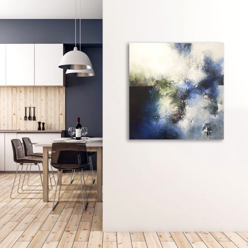 Blåt og hvidt abstrakt unika maleri, Moderne indretning med meditativ kunst – det store maleri "Silence in mind" monteret på en væg i et lyst køkken-alrum.