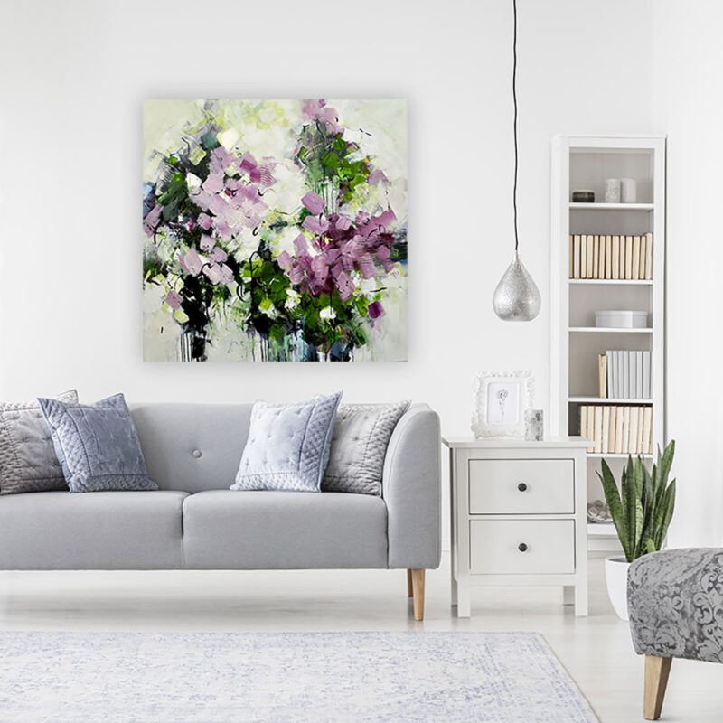 Moderne blomster maleri med farver - Watching the beauty, Abstrakt naturkunst 100x100 – Farverigt maleri med grønne og violette toner til moderne boligindretning. Maleriet er placeret i et nordisk inspireret stuemiljø.