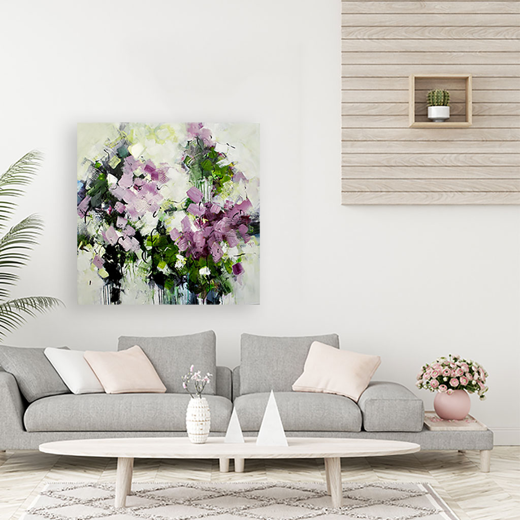 Moderne blomster maleri med farver - Watching the beauty, Abstrakt naturkunst 100x100 – Farverigt maleri med grønne og violette toner til moderne boligindretning. Maleriet er placeret på en lys væg i et stue miljø med sofaarrangement.