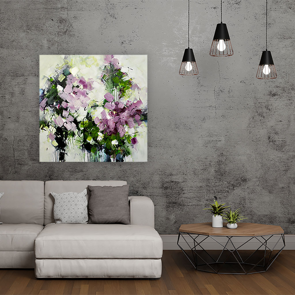 Moderne blomster maleri med farver - Watching the beauty, Abstrakt naturkunst 100x100 – Farverigt maleri med grønne og violette toner til moderne boligindretning. Maleriet er placeret på mørk grå væg i et stue miljø med lys sofa foran maleriet.