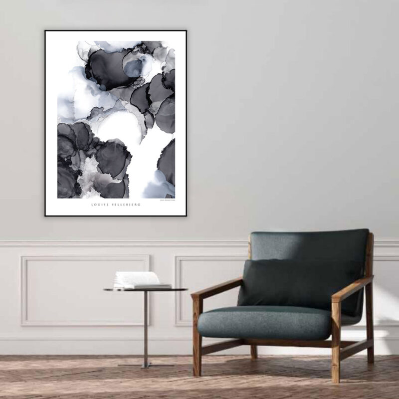 Minimalistisk stue – kunstplakaten "After dark, light comes" er indrammet og tilfører rummet en sofistikeret nordisk stil.