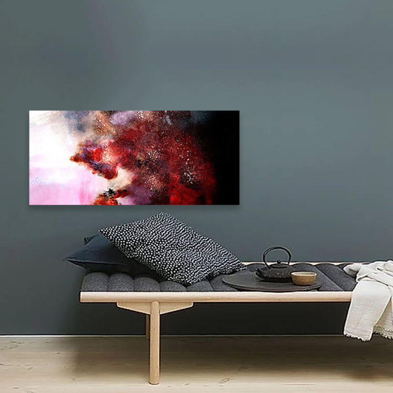 Abstrakt maleri med mange farver og følelser af Louise Sellebjerg, indretning med vandret kunst, mellemstort aflangt maleri placeret horisontalt over en moderne dagseng mod en mørkeblå væg