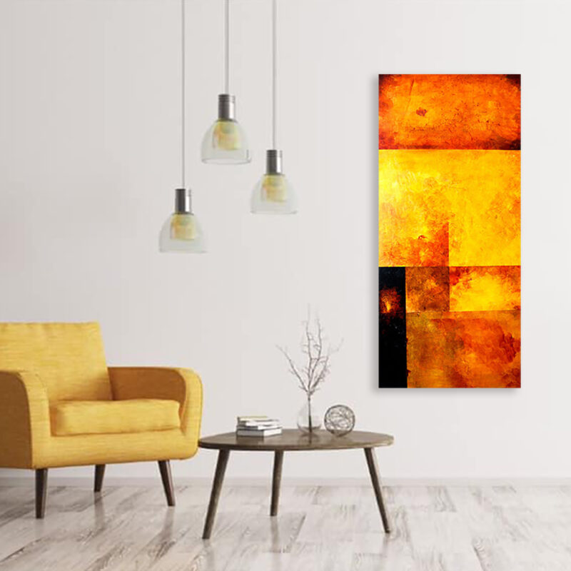 Abstrakt maleri i gul og orange - Fire, indretning med varm kunst, aflangt mellemstort maleri i orange nuancer placeret over et lille bord i en lys stue