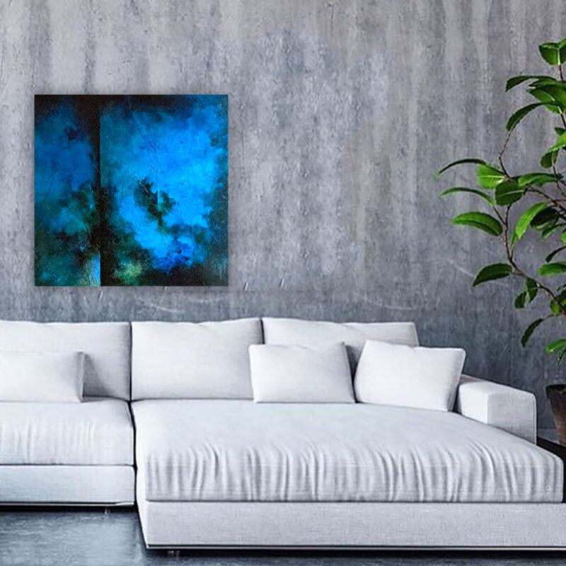 Blåt kunstværk med dybde og lys - Behind it all tonight, Indretning med blåt kunst – mellemstort maleri placeret i en moderne stue over en lys sofa.