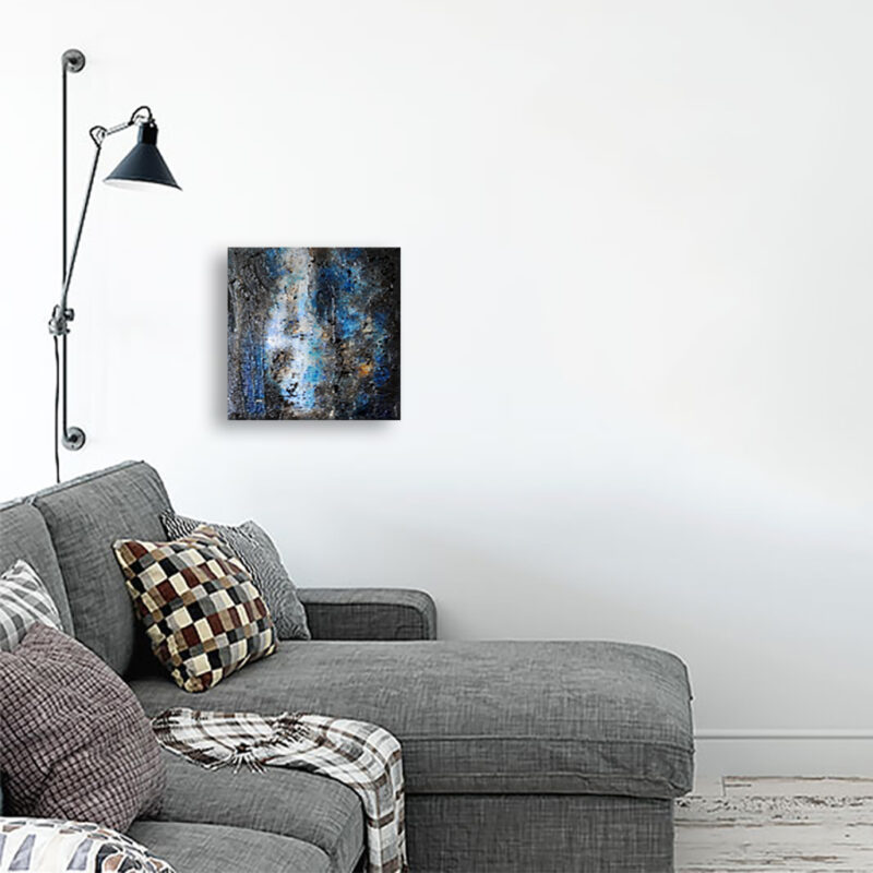 Abstrakt maleri i blå og hvid - Deep blue water af Louise Sellebjerg, Indretning med små malerier – blåt unika værk placeret over en sofa i en lys stue med grå sofa.