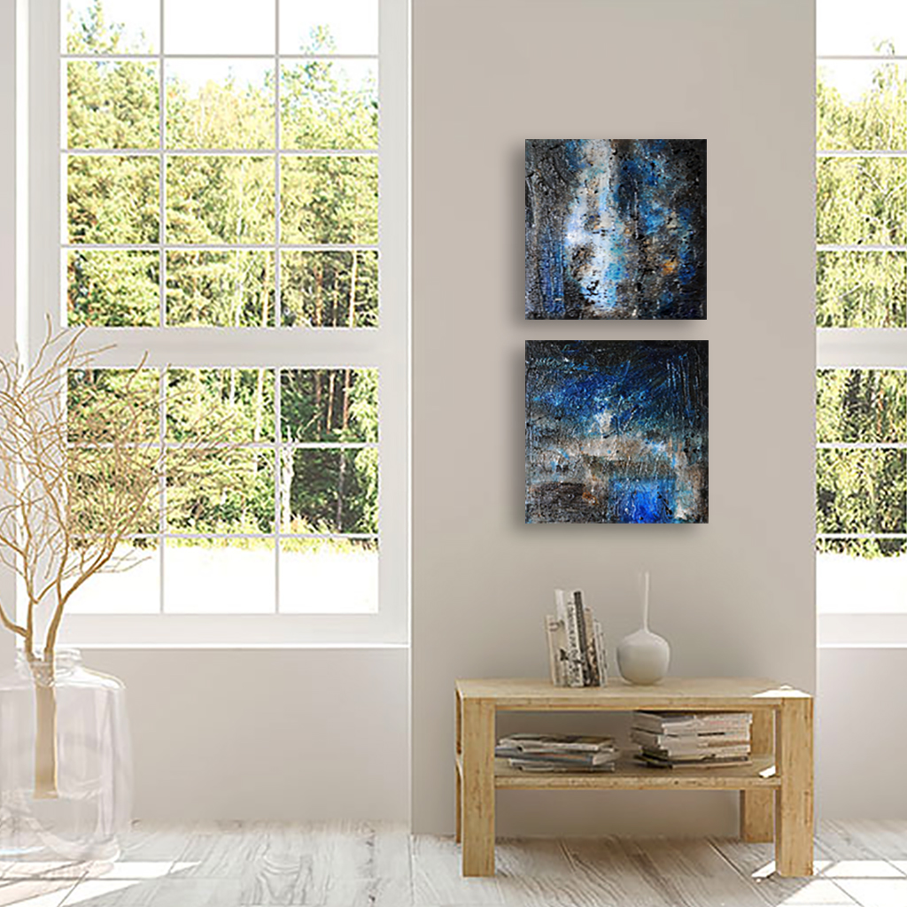 Indretning med små malerier – blåt unika værk placeret over en sofa i en lys stue.. Viser maleriet "Blue water" (31105) og "Deep blue water" (31106)