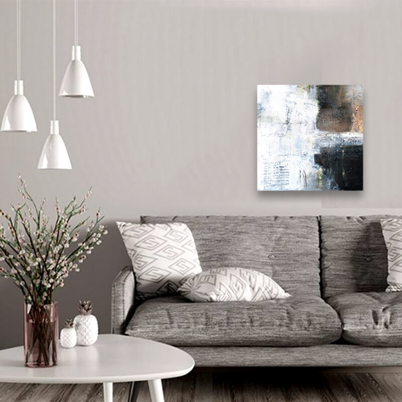 Abstrakt maleri med kontraster - Balance af Louise, indretning med små malerier, minimalistisk unika værk i sort og hvid over en grå sofa, vises i stuemiljø med grå sofa og sofabord