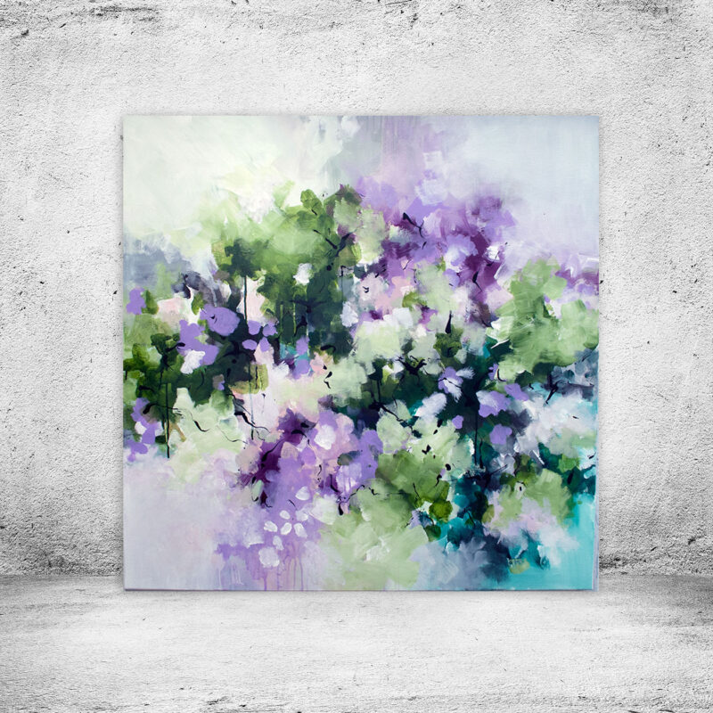 Moderne maleri i grøn - Beauty happening, Beauty happening – stort kvadratisk unika-maleri 100x100 cm med violette, lilla og turkise nuancer på en lys base.