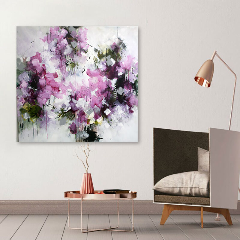 Stort moderne farverigt maleri - Waiting for a moment, Lys stue – det store feminine maleri hænger over et stol og bord arrangement holdt i brune og beige nuancer
