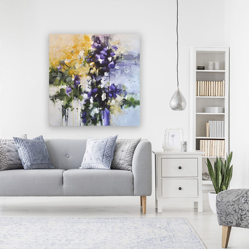 Abstrakt maleri med gult lys - Imagine your dream, Moderne stue – det store maleri hænger ved siden af et hvidt sengebord og en grå sofa i et lyst interiør.