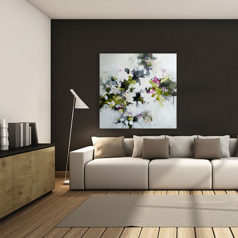 Botanisk unika maleri i blå, Moderne stue – det store maleri "A peaceful mind" hænger på en mørk brun væg og over en beige sofa i en minimalistisk stue