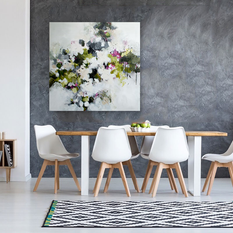 Moderne kunst til stuen 100x100 – Abstrakt maleri med botanisk inspirerede nuancer. Maleriet er her placeret i et køkkenmiljø på en grå væg.