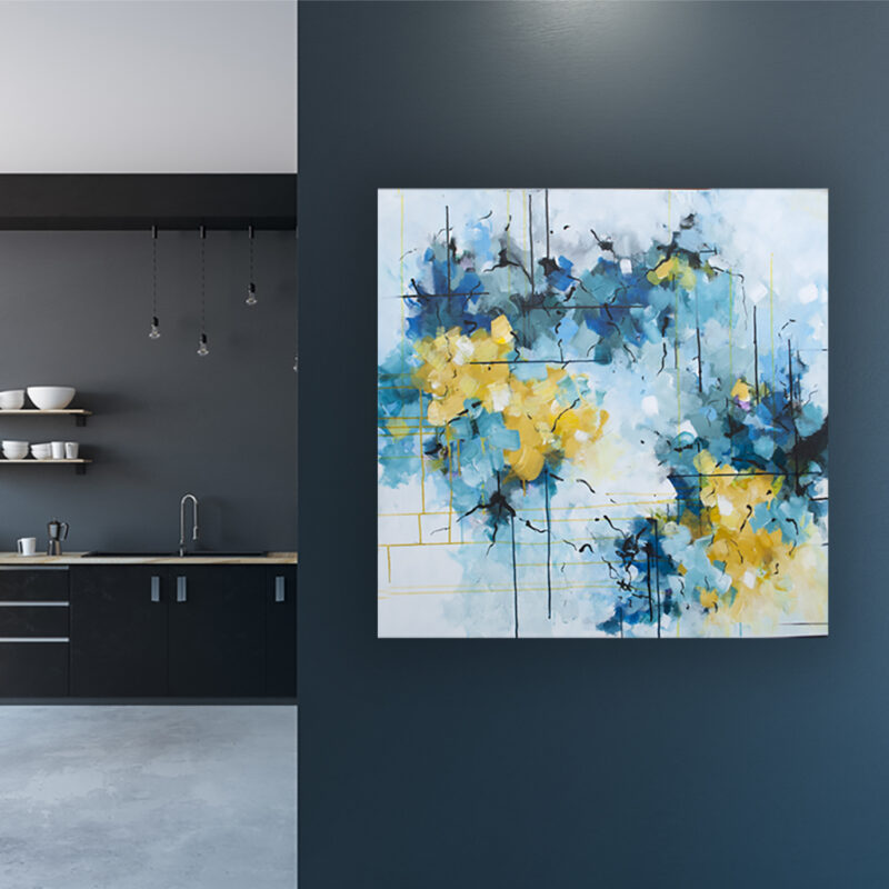 Stort moderne blåt maleri - Emotion to go, Minimalistisk mørkeblåt køkken – det store farverige maleri "Emotion to go" hænger som et energisk blikfang, der bryder de rene flader.