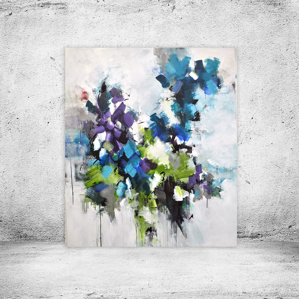 Blåt og grønt unika maleri - True happiness, True happiness – stort vertikalt unika-maleri 100x120 cm med en eksplosion af blå, lilla og limegrønne farver på hvid baggrund.
