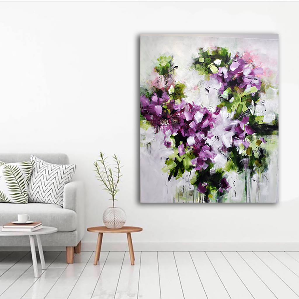 Farverigt unika maleri i lilla - Making me happy, Minimalistisk indretning med en sofa og sofaborde ved siden af maleriet – det store maleri "Making me happy" skaber en personlig og farverig atmosfære i rummet.