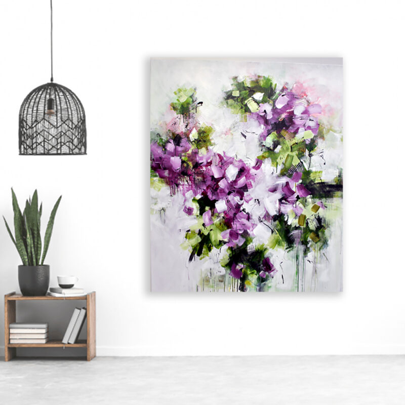 Farverigt unika maleri i lilla - Making me happy, Minimalistisk indretning med designerlampe – det store maleri "Making me happy" skaber en personlig og farverig atmosfære i rummet.