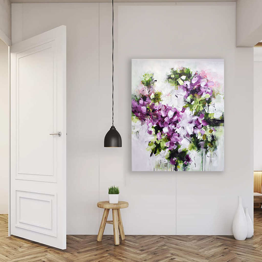 Farverigt unika maleri i lilla - Making me happy, Minimalistisk indretning med lampe og lille skammel – det store maleri "Making me happy" skaber en personlig og farverig atmosfære i rummet.