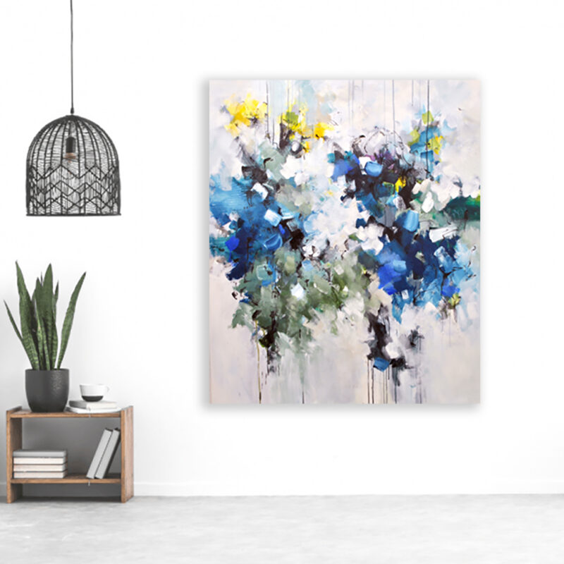 Abstrakt maleri i blå og gul - Morning thoughts, Moderne rum - hænger på en lys væg ved siden af en designerlampe og lille bord med grøn plante og tilfører rummet kreativ energi og højde.