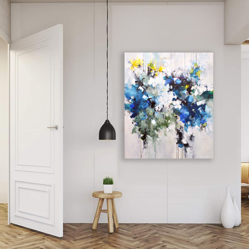 Abstrakt maleri i blå og gul - Morning thoughts, Moderne gang - hænger på en lys væg ved siden af en lampe og lille skammel med grøn plante på og tilfører rummet kreativ energi og højde.