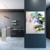 Stort abstrakt maleri med naturfarver - Summer spirit, Stilrent køkken-alrum – det store maleri "Summer spirit" er monteret på en mørkeblå endevæg og skaber en beroligende atmosfære.
