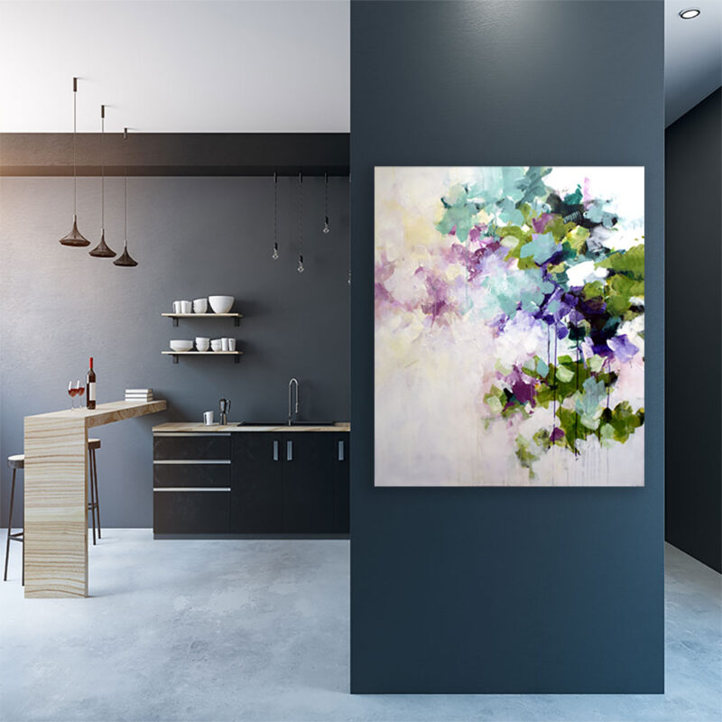Stort abstrakt maleri med naturfarver - Summer spirit, Stilrent køkken-alrum – det store maleri "Summer spirit" er monteret på en mørkeblå endevæg og skaber en beroligende atmosfære.