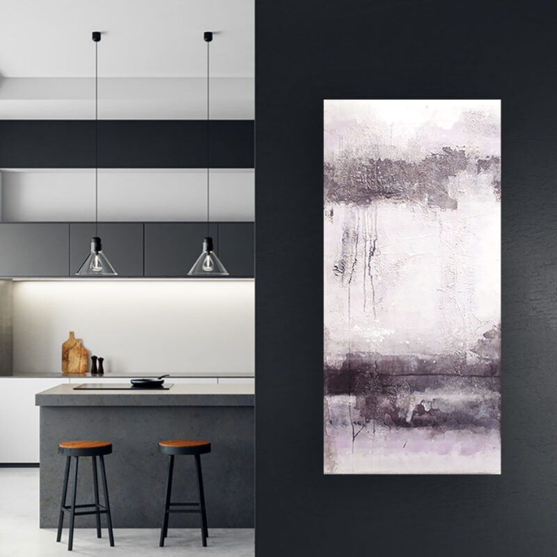 Stort lyst abstrakt maleri - Hold out your hand, Moderne køkken-alrum med unika kunst – det store vertikale maleri, placeret på en mørk kontrastvæg