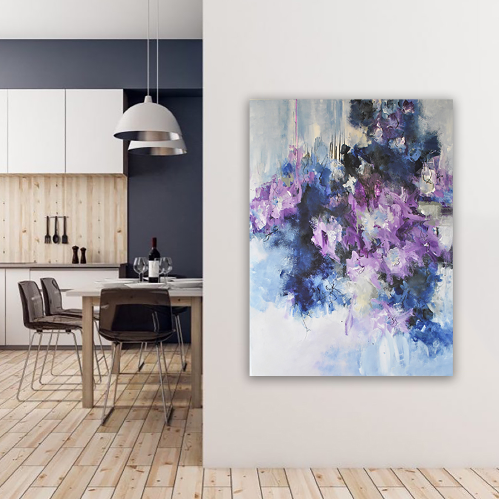 Stort blåt lilla maleri - Let your mind believe in, Moderne køkken-alrum indretning – det store farverige maleri, monteret på en lys kontrastvæg.