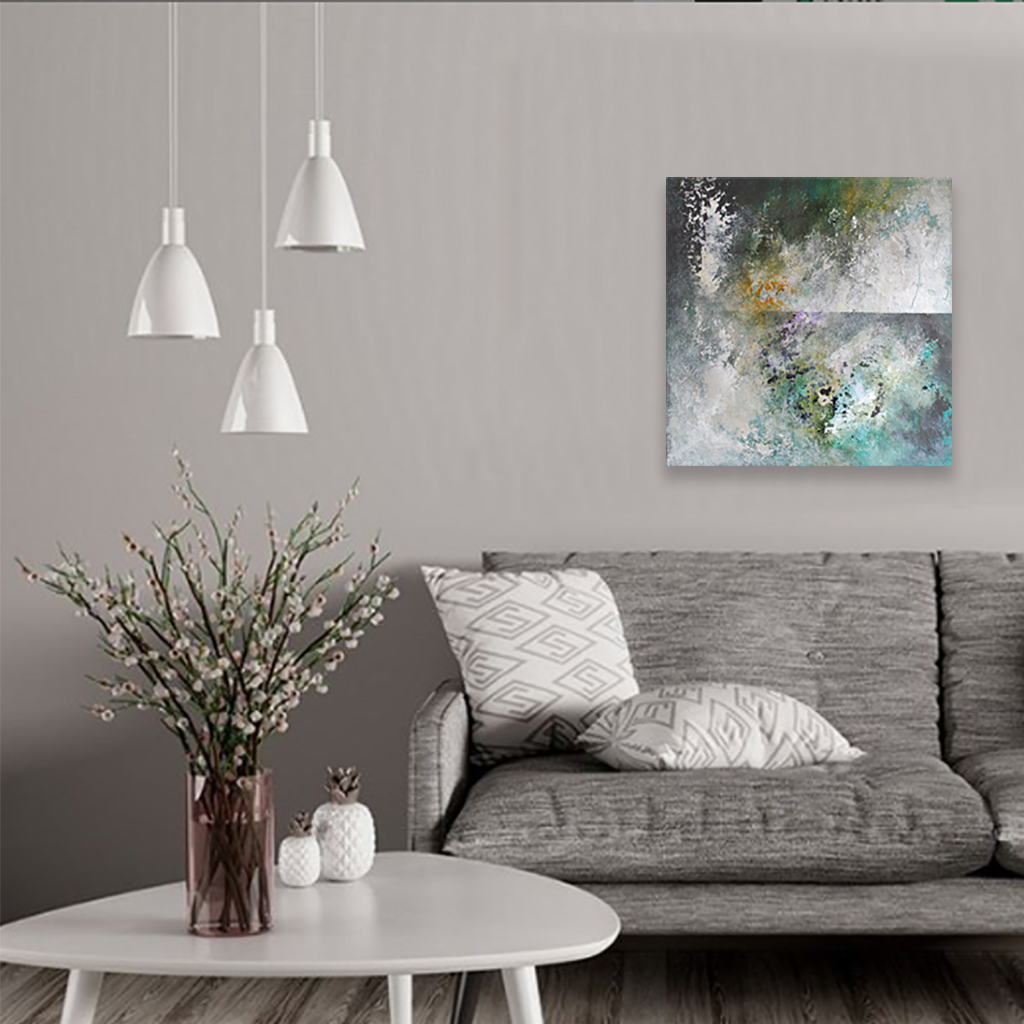 Abstrakt maleri med grønne nuancer og lilla detaljer - Find your way af Louise Sellebjerg, Indretning med små malerier – turkis unika værk som fokuspunkt i et lys, moderne stuemiljø med sofa og sofabord.