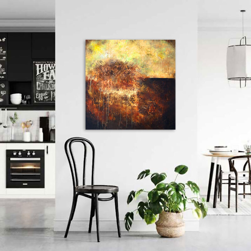 Indretning med gylden kunst – mellemstort unika maleri placeret i et køkken-alrum miljø.