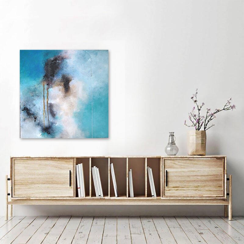 Meditativt maleri i turkis og blå - Heavens blue, Indretning med moderne blå kunst – mellemstort abstrakt maleri over en lys skænk i træ.