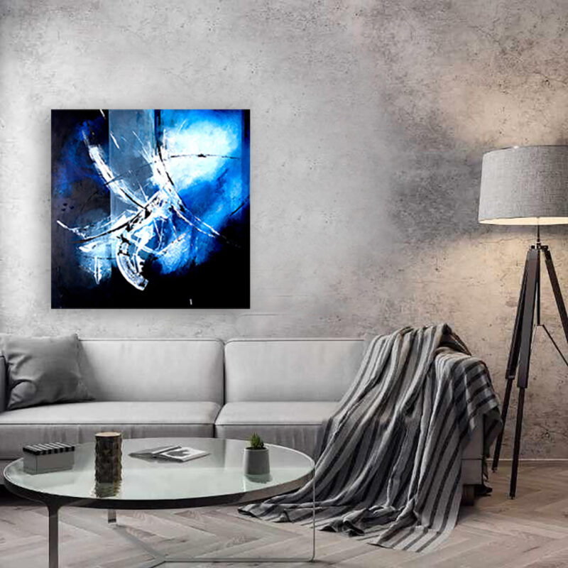 Mørkt maleri i natteblå nuancer - Blue night, Moderne stue med blåt unika kunst – mellemstort maleri placeret ved et sofaarrangement i grå dæmpede farver.
