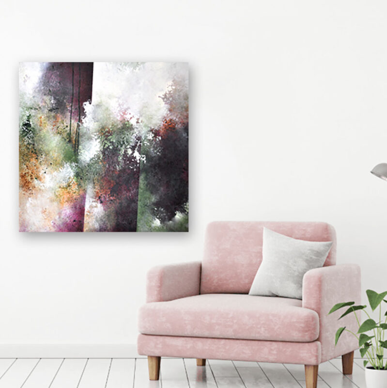 Abstrakt maleri i bordeaux rosa og grøn - Flowering, Indretning med feminin kunst – mellemstort abstrakt maleri placeret over en blød lyserød lænestol.