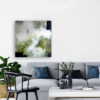 Grønt unika maleri til stuen - Greenie, Indretning med grøn kunst – mellemstort unika maleri placeret over en grå sofa i en lys, moderne stue.