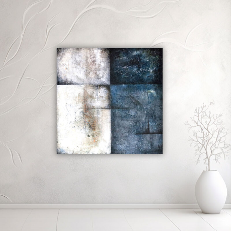 Indretning med moderne kunst – mellemstort geometrisk maleri over et nordisk inspireret minimalistisk rum i hvide toner.