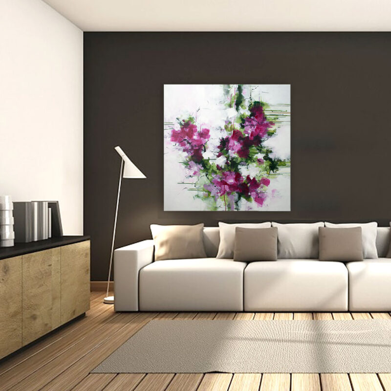Moderne maleri med knald på farverne - Beautiful daylight, Moderne stueindretning – det store maleri "Beautiful daylight" monteret over en hvid hjørnesofa mod en mørk brun væg i en stuesetting.