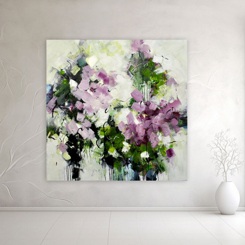 Moderne blomster maleri med farver - Watching the beauty, Abstrakt naturkunst 100x100 – Farverigt maleri med grønne og violette toner til moderne boligindretning. Maleriet er placeret i et lyst minimalistisk rum.