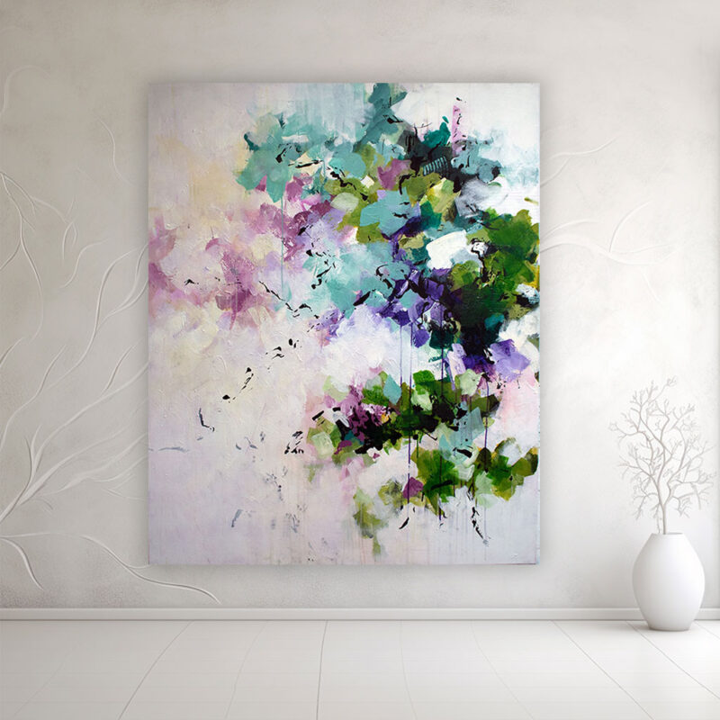 Stort abstrakt maleri med naturfarver - Summer spirit, Moderne lys vægkunst med grønne og lilla nuancer – Stort abstrakt sommer-maleri 100x120 cm. Hænger på en lys væg i et minimalistisk lyst rum.
